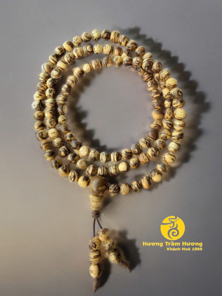 LỤC DIỆP BẢO CHÂU – VẺ ĐẸP TỪ NHỮNG DẤU ẤN RIÊNG  Vòng trầm hương nữ 108 hạt – Tinh