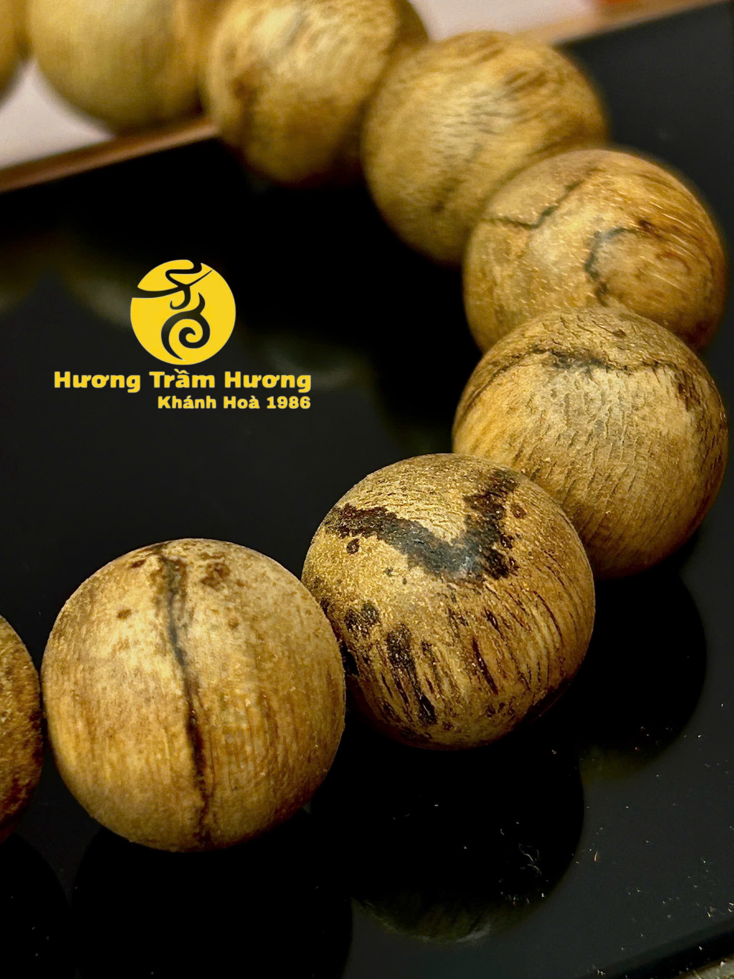 DIỄN MỘC QUANG – VÒNG TRẦM BÔNG NAM 14 LY, SẮC NÂU SỮA, HƯƠNG NGỌT SÂU
