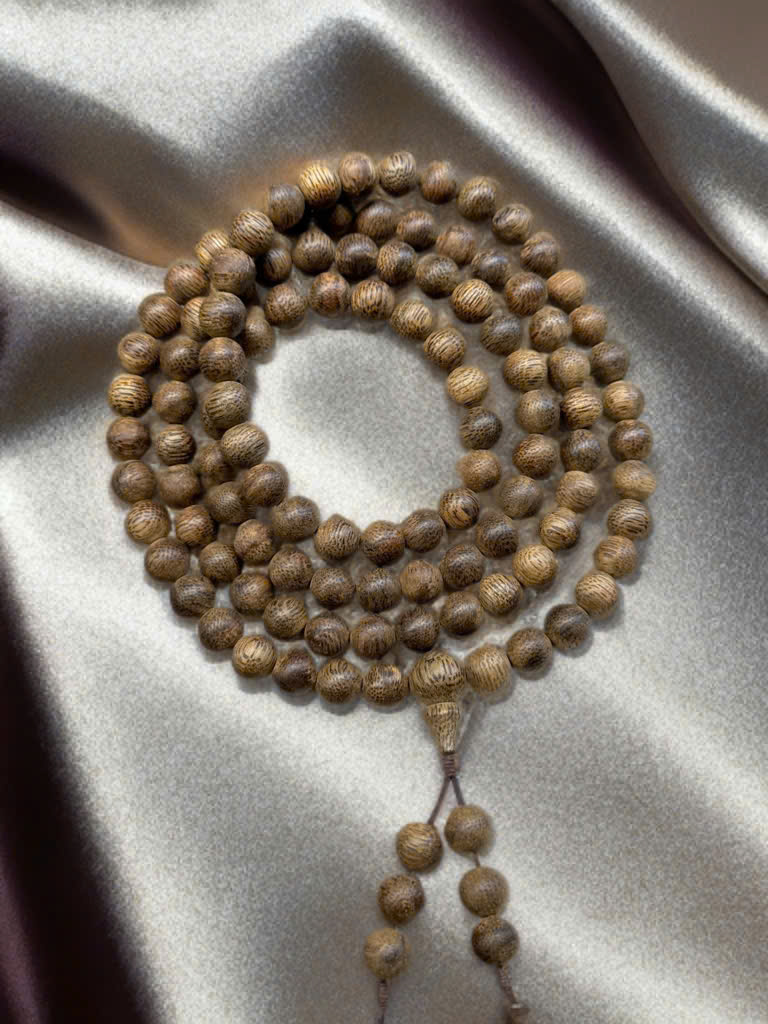 KIM QUY GIA BẢO – VÒNG TRẦM HƯƠNG 108 HẠT CHO NAM 🌿  Tinh hoa trầm hương Khánh Hòa – Bản lĩnh và may mắn trường tồn