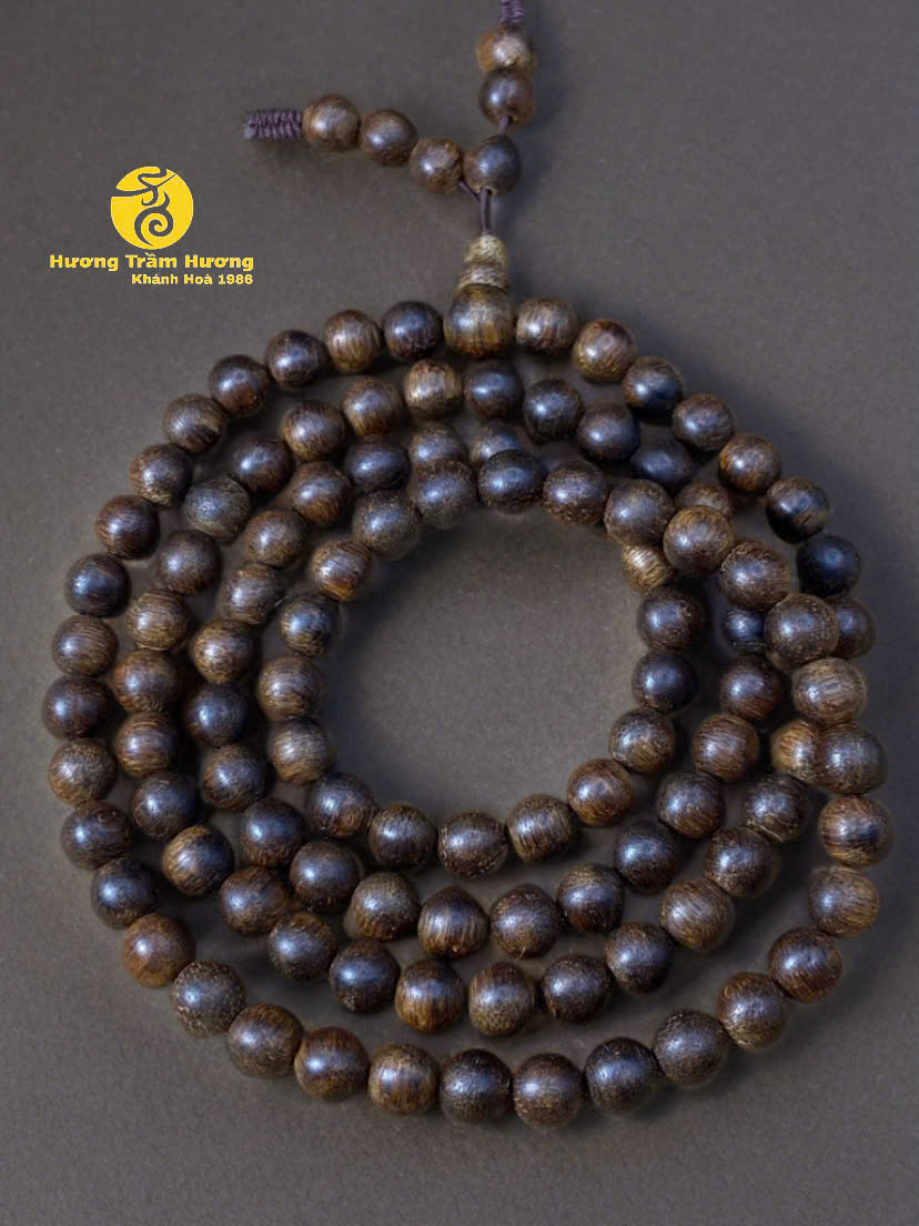 KIM QUY GIA BẢO – VÒNG TRẦM HƯƠNG 108 HẠT CHO NAM 🌿  Tinh hoa trầm hương Khánh Hòa – Bản lĩnh và may mắn trường tồn