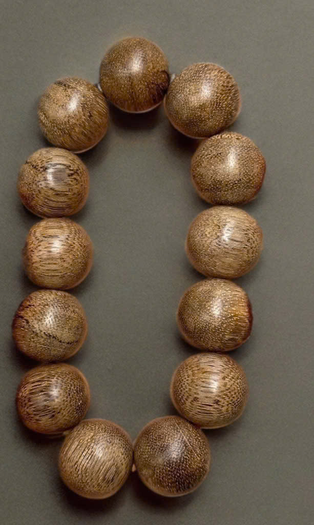 LỤC DIỆP BẢO CHÂU – VẺ ĐẸP TỪ NHỮNG DẤU ẤN RIÊNG  Vòng trầm hương nữ 108 hạt – Tinh