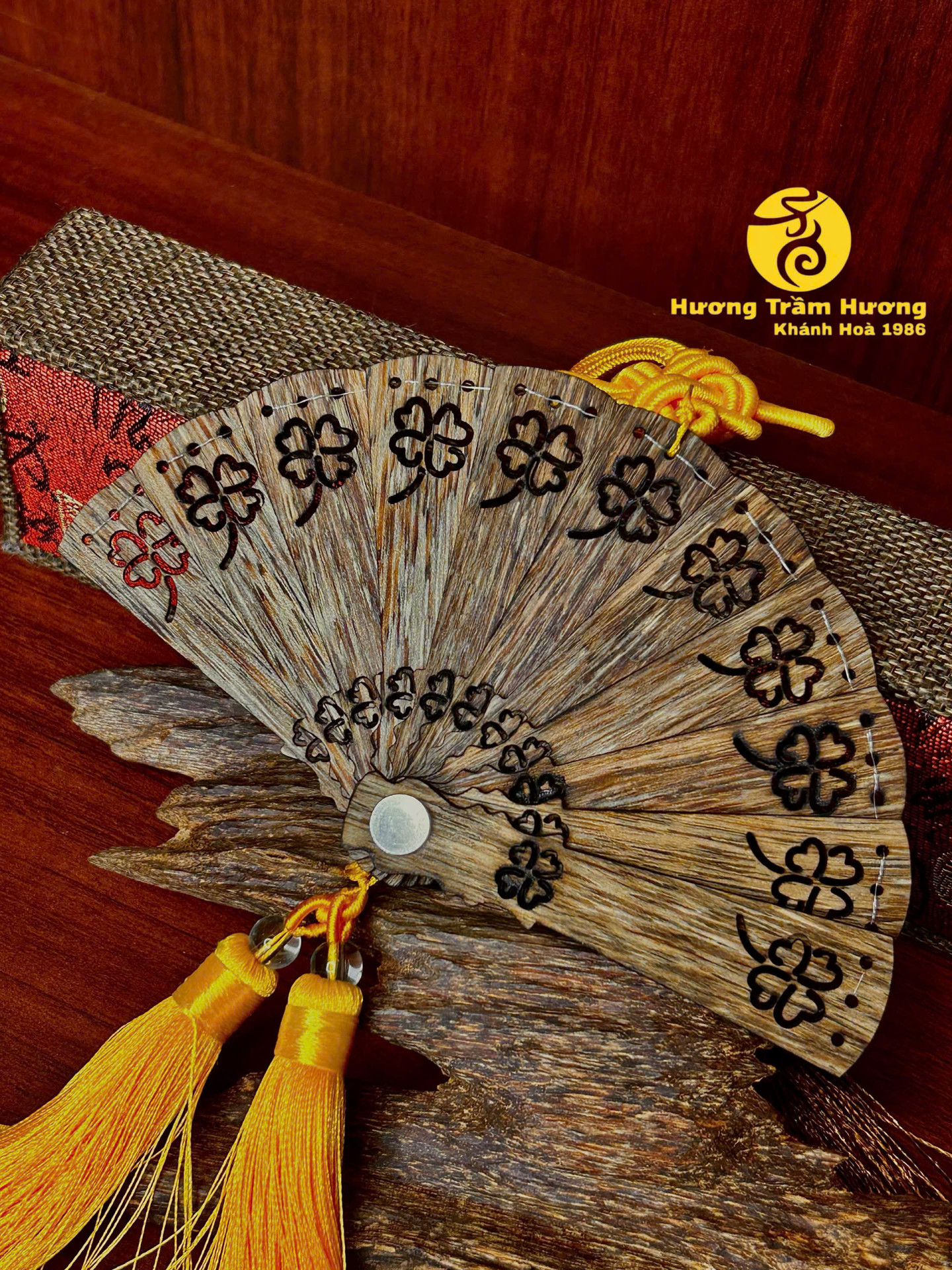 Phong Lộ An – Quạt Trầm Hương Treo Xe Mang Phong Cách Á Đông