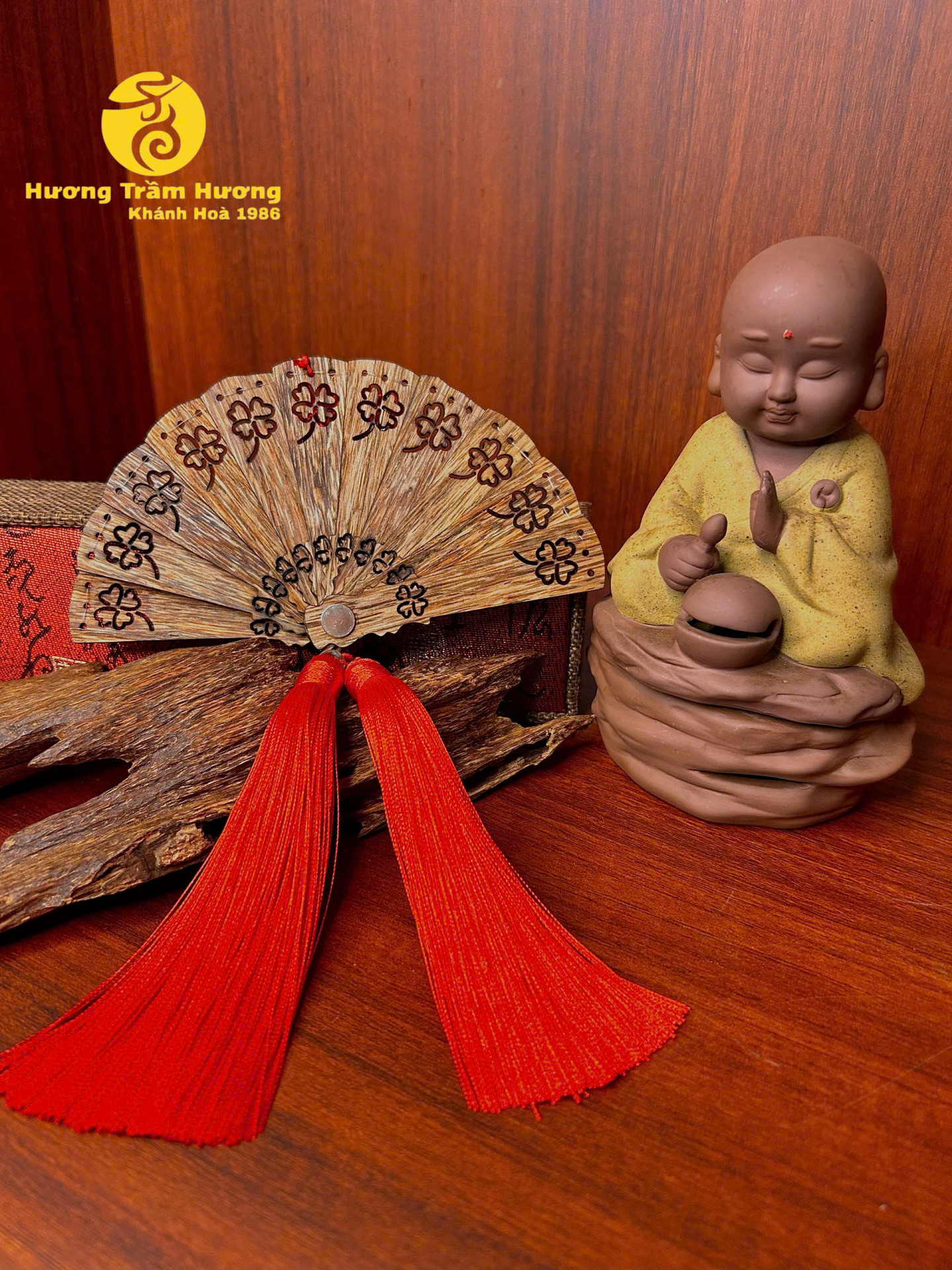 Phong Lộ An – Quạt Trầm Hương Treo Xe Mang Phong Cách Á Đông
