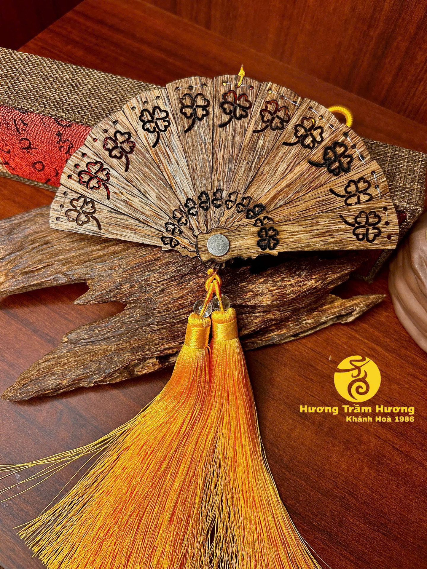 Phong Lộ An – Quạt Trầm Hương Treo Xe Mang Phong Cách Á Đông