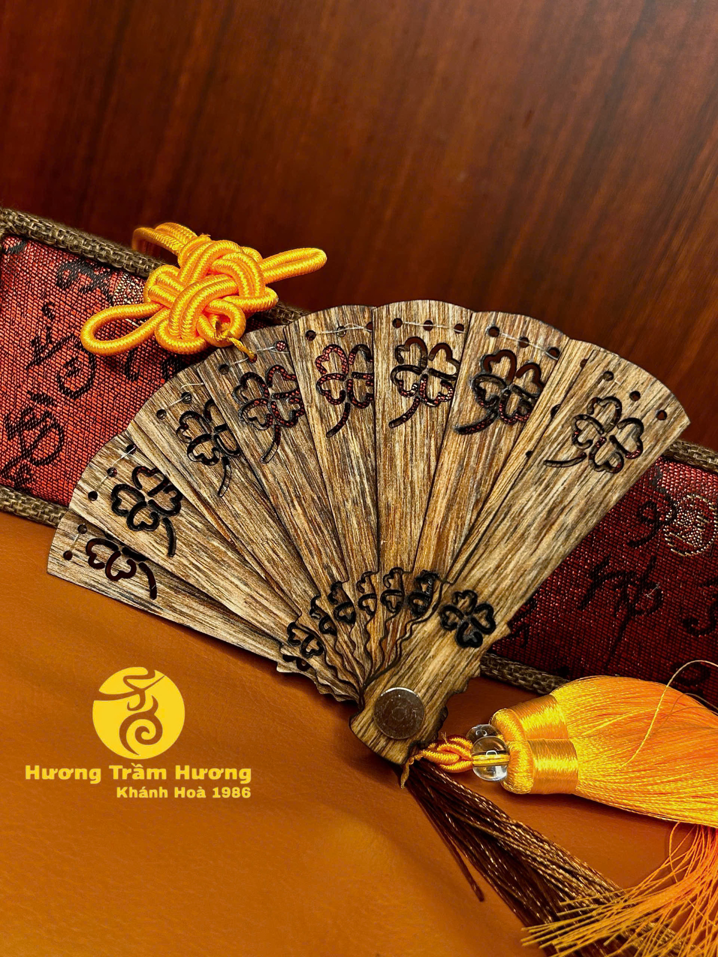 Phong Lộ An – Quạt Trầm Hương Treo Xe Mang Phong Cách Á Đông