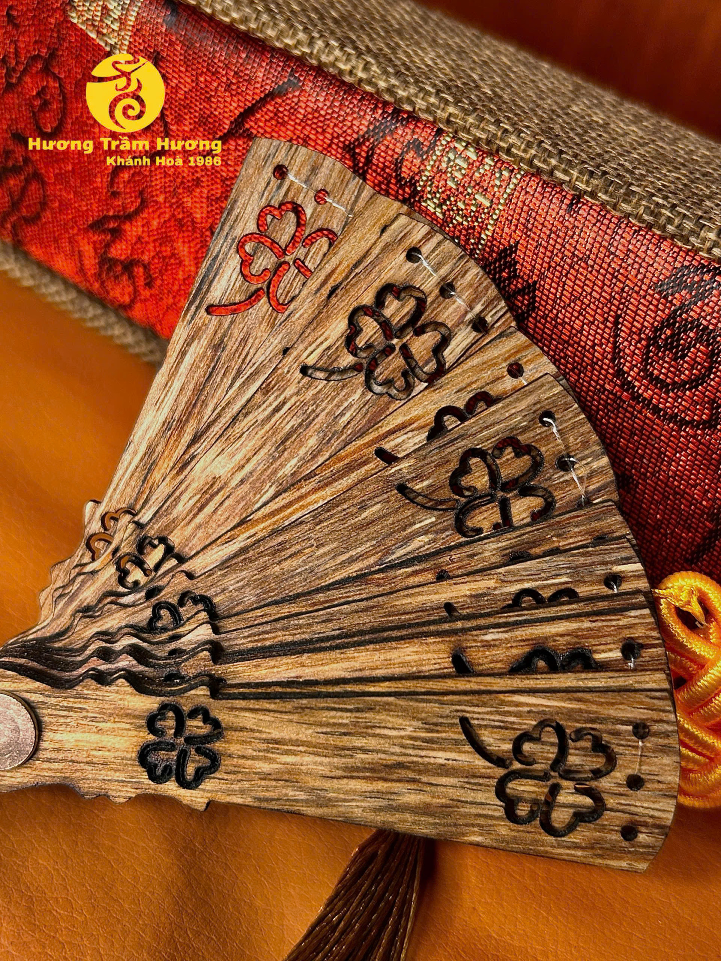 Phong Lộ An – Quạt Trầm Hương Treo Xe Mang Phong Cách Á Đông