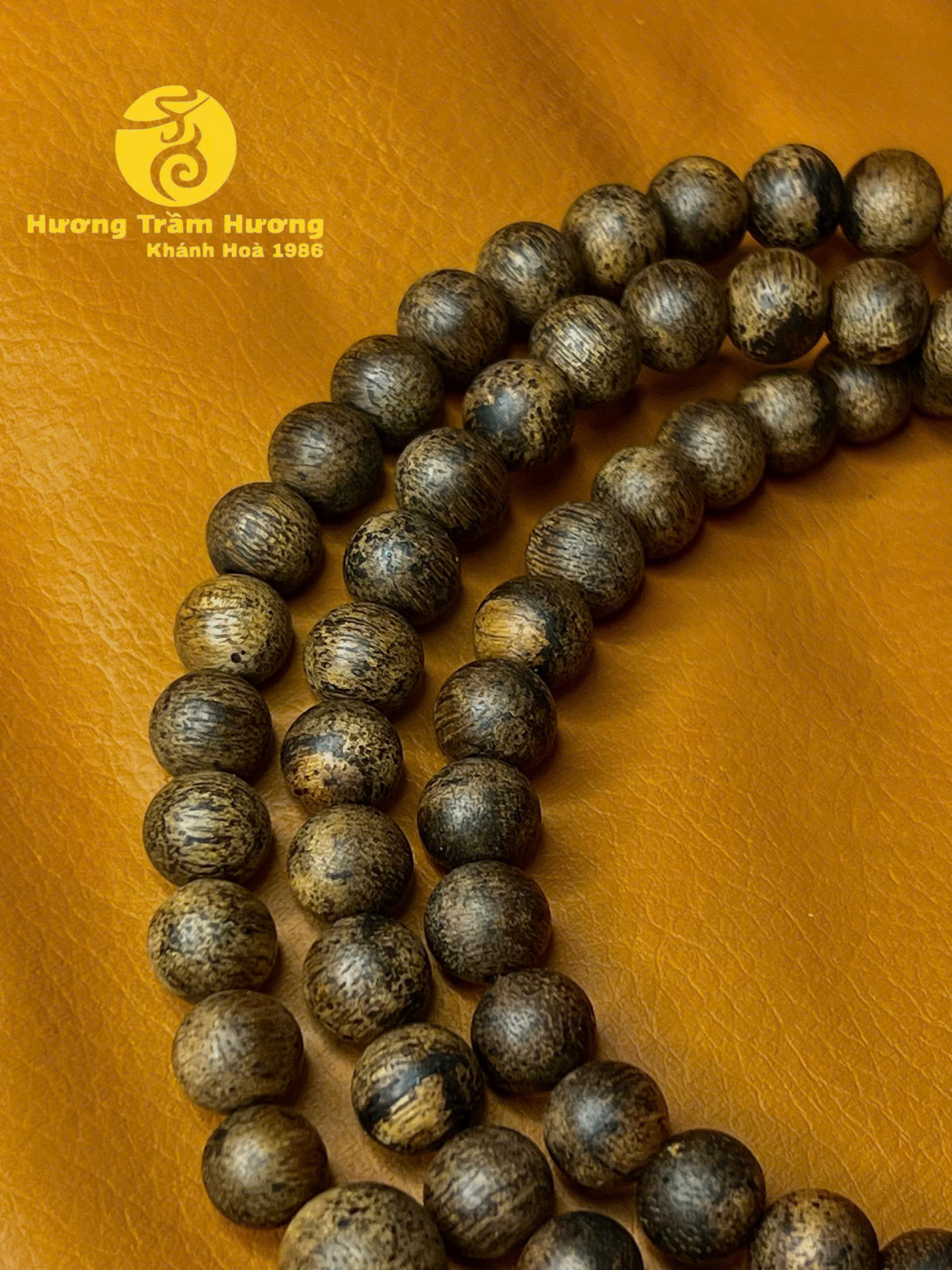Liễu Tuyền Hương – Vòng Trầm Hương 108 Hạt 6 Ly Cho Nữ Với Sắc Màu Mật Ong Thanh Nhã